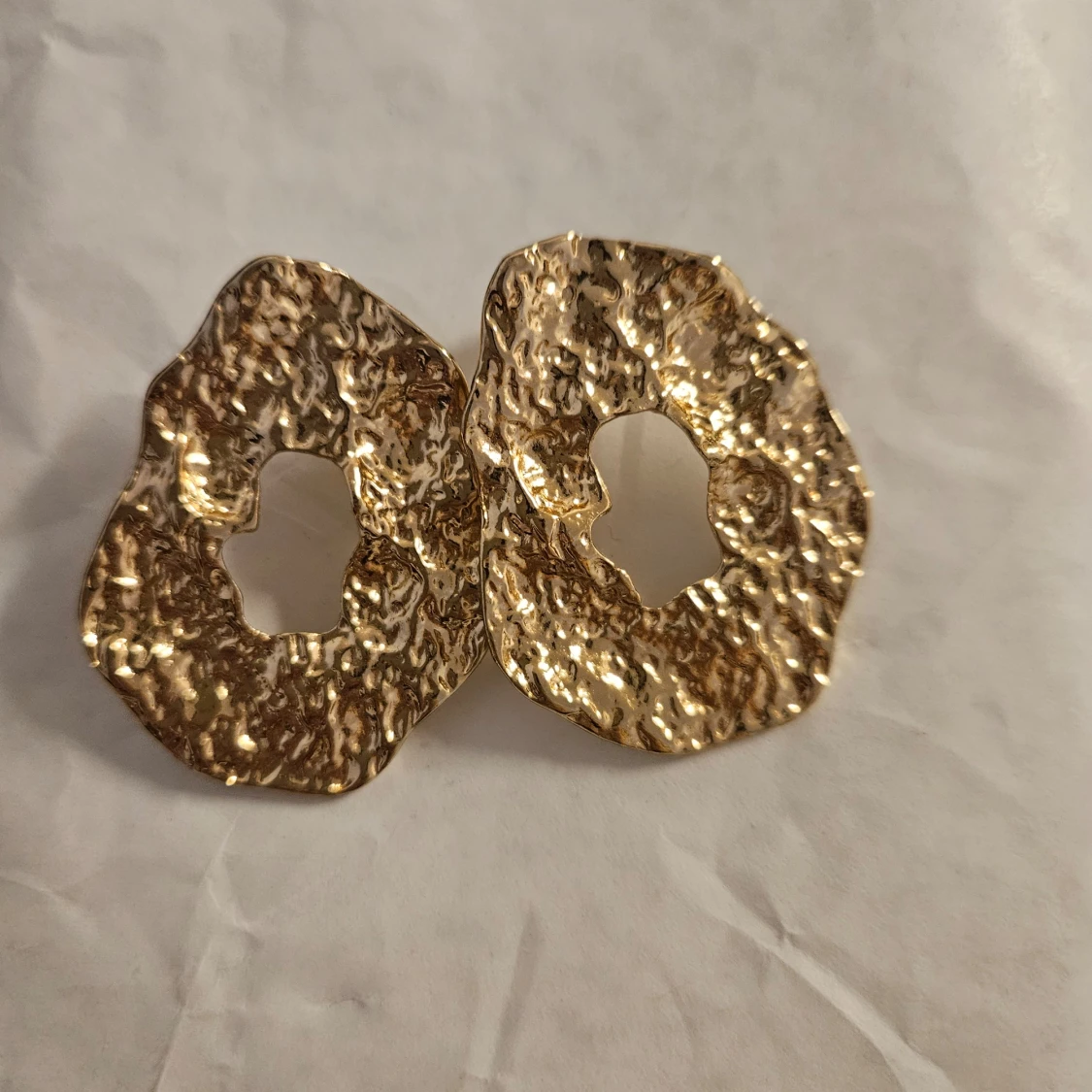 Guldiga abstrakta örhängen - 4