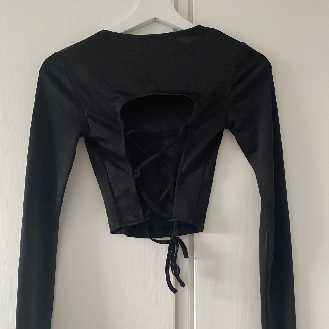 Svart långärmad topp med öppen rygg och snörning - 2