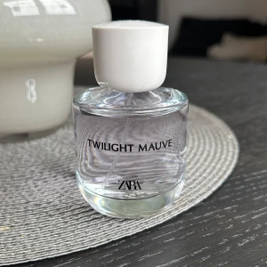 Oanvänd parfym från Zara - 💗90 ml, originalpris 189kr, säljer för 90 (Första bilden är min, den tredje är lånad) 💗