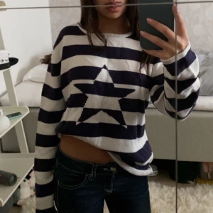 Randig tröja med stjärna från Reekey Shop - Säljer en snygg randig  tröja från Reekey Shop i marinblå och vit färg med en stor stjärna på framsidan. Den är helt ny och oanvänd, säljer för att den är för stor. Priset kan diskuteras💗