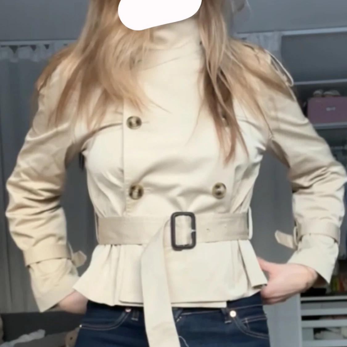 Beige trenchcoat med bälte - 4