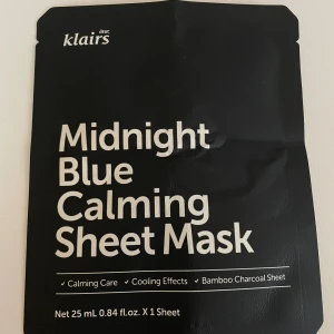 Midnight Blue Calming Sheet Mask från Klairs - Säljer en Midnight Blue Calming Sheet Mask från Klairs. Denna mask erbjuder lugnande vård och kylande effekter med ett bambu-kolark. Perfekt för att ge huden en avslappnande stund.