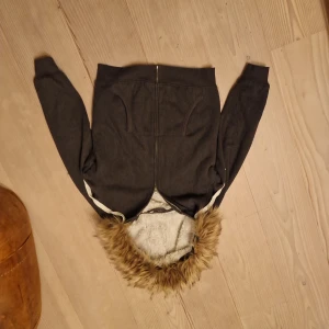 Fur hoodie - Säljer då den var för liten för mig. Har knappt använts och är i perfekt skick. Pälsen går också att ta bort om man vill.