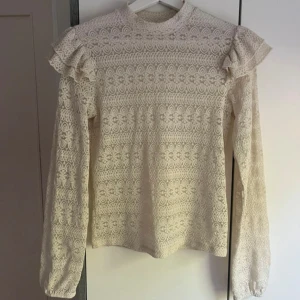 Spetstopp  - Vit spetsblus med volangdetaljer på axlarna🌸