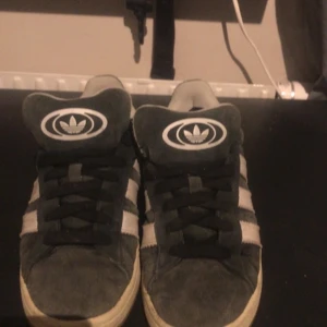 Adidas sneakers i grå mocka - Säljer ett par adidas campus dom är använda men ser ändå bra ut de är strl 40 tvätt innan frakt hör av er ifall nu är intreserade 