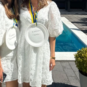 Studentklänning  - Säljer nu min superfina studentklänning med blommigt mönster och puffiga ärmar, eftersom den inte kommer komma till någon användning. Köpte för 999kr på bubbleroom och endast använd vid ett tillfälle. Perfekt längd på mig som är 168 cm! Storlek xs men passar mig som vanligtvis är en S.