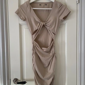Beige klänning  - Jättefin beige klänning från shien. Aldrig riktigt fått en användning för den då den inte passar. Rekommenderar till någon men mindre byst. Lappen finns inte kvar, den kliade🙃Om man vill se hur den ser ut på är det bara och fråga😊