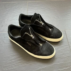 Axel arigato zip skor  - Axel Arigato zip i mocka. Skorna är i st 41 och i gott skick men tecken på användning finns.