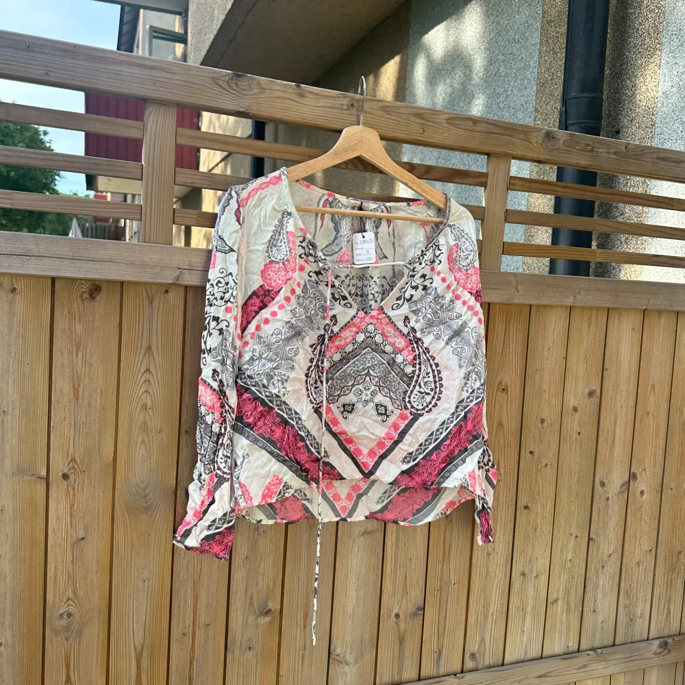 Säljer en otroligt vacker blus från märket Odd Molly i storlek 1 som enligt deras storleksguide motsvarar en storlek S. Fint skick, kan ha någon lite tecken på användning. . Puserot.