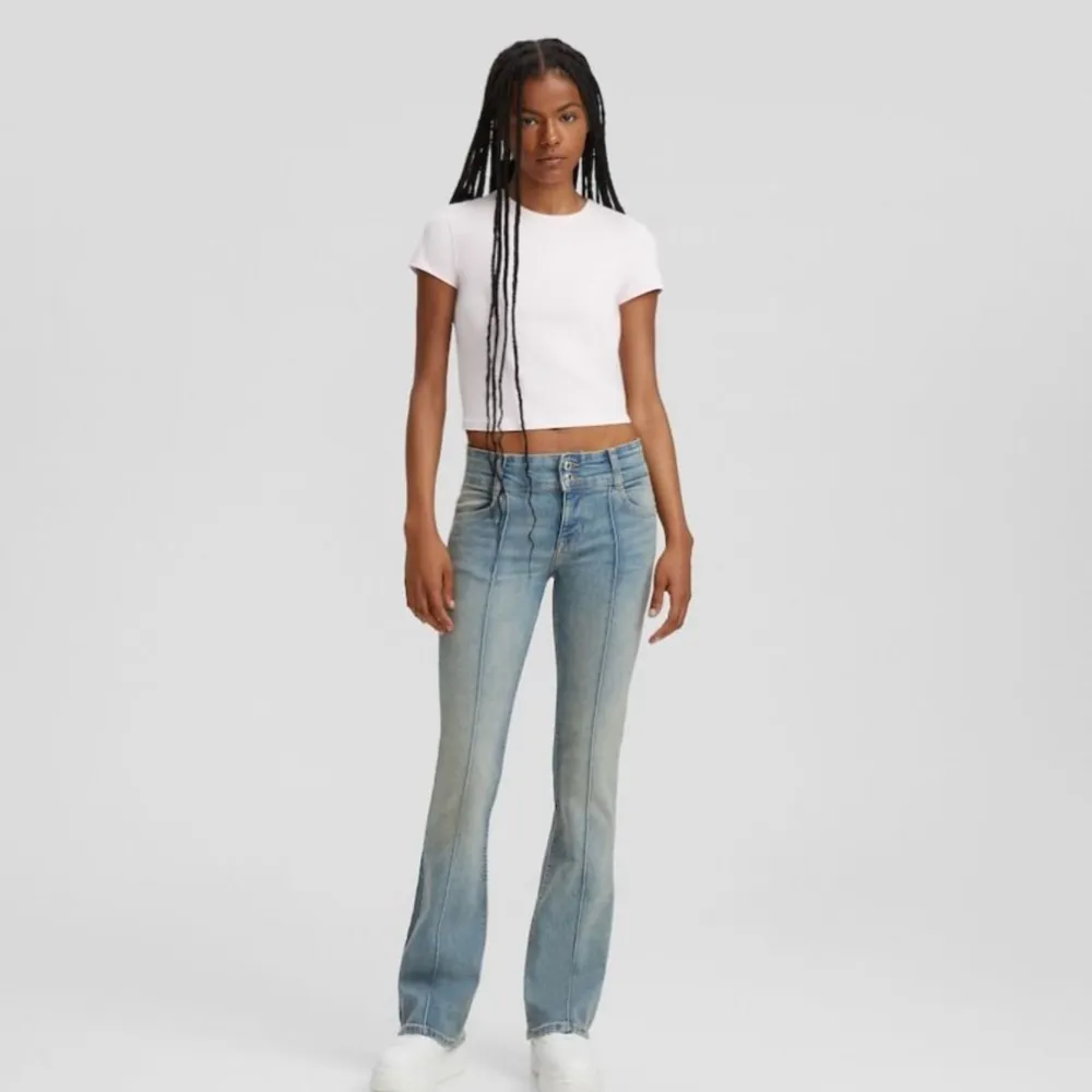 Snygga low waist blå bootcut jeans. Midjemått 40 och innerbensmått 81 💗. Farkut & Housut.