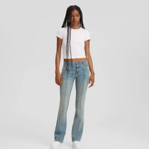 Blå bootcut jeans - Snygga low waist blå bootcut jeans. Midjemått 40 och innerbensmått 81 💗