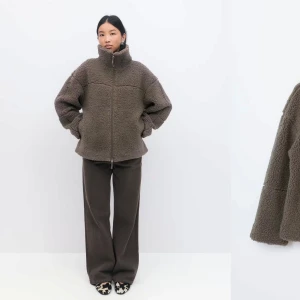 Brun teddyjacka med dragkedja - Populär brun teddyjacka med hög krage och dragkedja framtill från Gina🤍Prislappen är kvar 