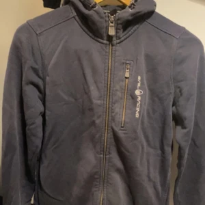 Sail racing kofta - Är i storlek 160 så alltså storlek S, är i fint skick säljer för 200kr