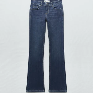 Mörkblå bootcut jeans - zara jeans zw low rise bootcut storlek 36. Midjemått tvärs över 36 och innerbensmått 81 💘