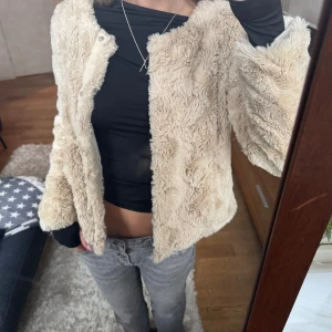 Pälsjacka - Beige fluffig jacka, perfekt till våren 