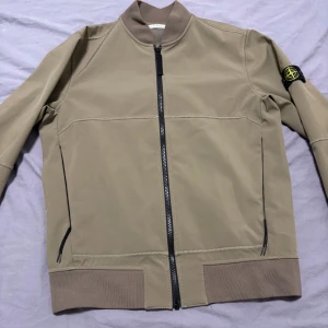 Stone Island jacka - Hej säljer min lillebrors gamla stone island jacka som är storlek 170 alltså junior storlek och den är ÄKTA köpt från NK Göteborg, den passar även dig som har Xs i storlek, vid frågor är det bara att kontakta mig.