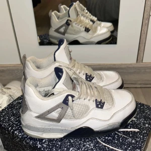 Jordan 4 - Midnight Navy Jordan 4.rEp. Får rabatt om du köper två varor från mig.✅