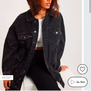 Svart jeansjacka - Säljer min jeansjacka i storlek M/L från nelly då den inte längre kommer till användning💞 Köpt för 549kr och är inte använd många gånger 