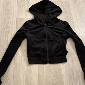 Svart hoodie från Shein - Snygg svart hoodie från Shein i en tight passform. Den har en dragkedja framtill och en praktisk huva. Perfekt för en casual look eller att mysa i hemma. Materialet är mjukt och bekvämt.