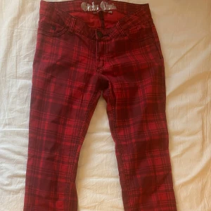 rutiga jeans - röda rutiga jeans med smal och stretchig passform, låg/medelmidjade