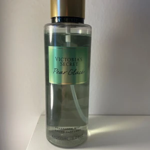 Victoria’s Secret body mist Pear Glacé  - Body mist från Victoria’s Secret (Pear glacé) sprayad få gånger 