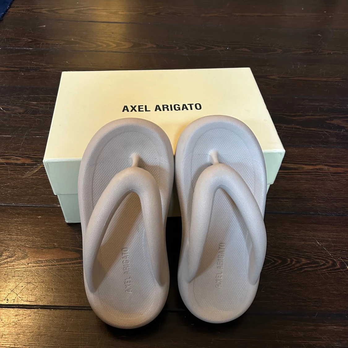 Beige sandaler från Axel Arigato