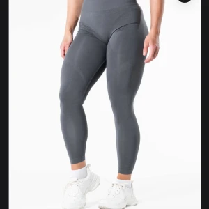 Prime seamless thights - Granite grey - Snygga grå leggings med hög midja och tight passform. Perfekta för träning eller en avslappnad dag. De är tillverkade i ett stretchigt material som ger bra rörelsefrihet.