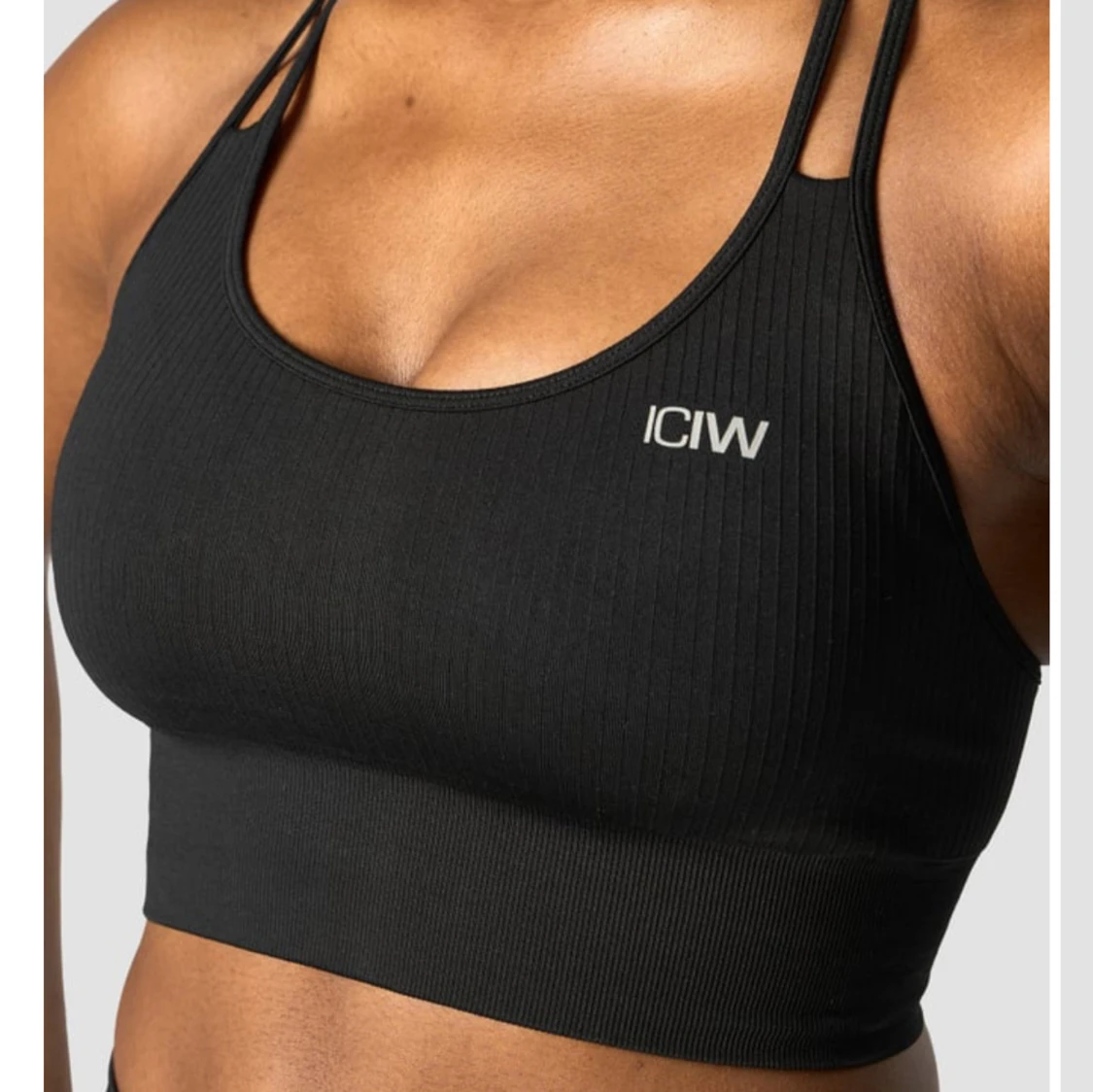 Svart ribbad sporttopp från ICANIWILL