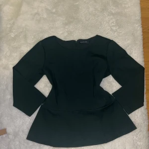 STOCK LM, svart blus i storlek S - Säljer en svart blus i storlek S. Aldrig använt och helt nytt. Kan mötas upp i Telefonplan & Bandhagen, eller skicka om du står för frakten. Swish funkar! 