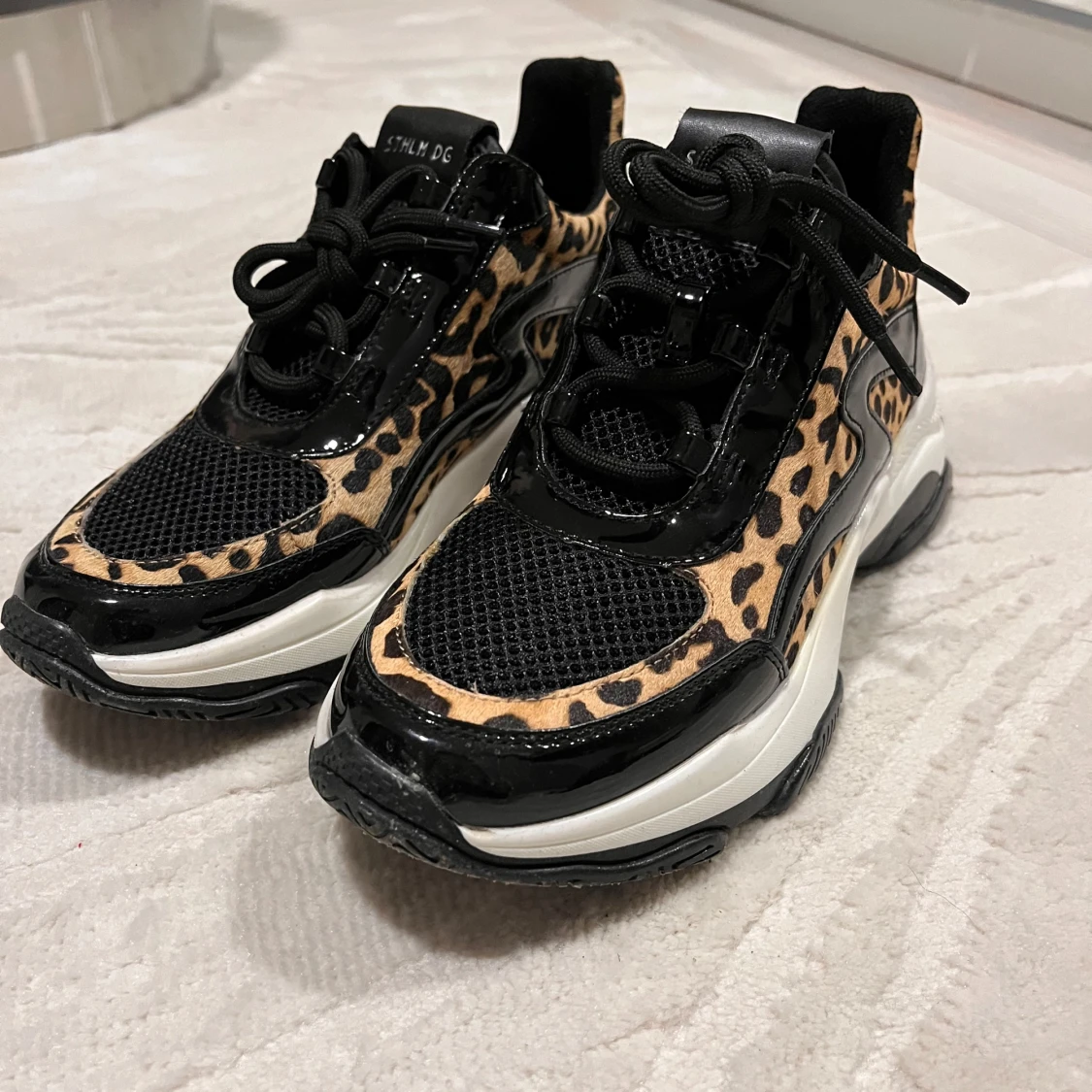 Leopardmönstrade sneakers från STHLM DG