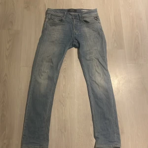Ljusblåa Replay jeans  - Riktigt feta ljusblå jeans från Replay i modellen Joe med straight fit. Klassisk femficksdesign, passar perfekt i alla sammanhang😁 Hör gärna av er vid frågor!👍🏻