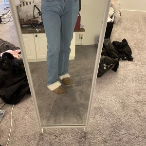 Blå jeans med låg midja - Snygga blå jeans med låg midja och rak passform. Perfekta för en avslappnad stil. Midjemått är 28 och längden 32. 