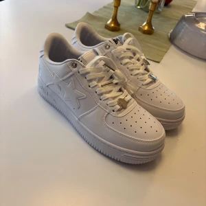 Vita Bapestas - Säljer ett par helt oanvända Bastestas. Köpte de på vinted men de passar tyvärr inte. Har inget kvitto så kan inte säga med 100% säkerhet att de är äkta men de ser otroligt bra ut så skulle gissa på det. Är storlek 46/12 men passar mer 45