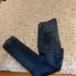 Nudie Grim Tim - Säljer dessa snygga jeans från Nudie 🌟 Modellen är Grim Tim 👖Hör av er vid frågor och funderingar 🤩