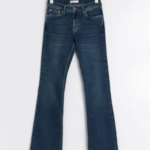 Low waist bootcut jeans - Säljer dessa lågmidjade bootcut jeans från Gina tricot Storleken är 34, och har för mig att de är i modellen tall Nypris är 500 kr men jag säljer för 200 kr då de har en liten defekt på höger bakficka (se bild 2), men annars inga defekter Hör av dig om funderingar eller egna bilder🩷