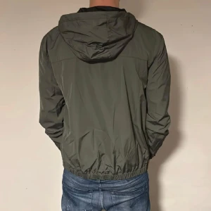 Zadig & Voltaire Windbreaker | HELT NY - Säljer denna rikttigggt feta windbreaker jackan från zadig & voltaire, Perfekt nu inför våren och sommaren! Jackan är helt ny med tagsen på så skicket är 10/10. Modellen på bilden är 178 och väger runt 68. Nypris ~4500