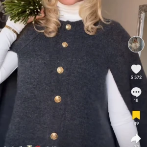 Grå cape med guldknappar - Säljer nu denna assnygga grå cape med eleganta guldknappar framtill som är helt slutsåld!! Passa på så fin! Storlek S, helt oanvänd med lappar kvar 💕 Tryck gärna på köp nu