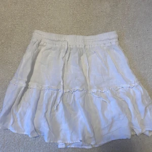 Vit kjol med volangdetaljer från Subdued - Säljer en vit kjol från Subdued. Mycket bra skick