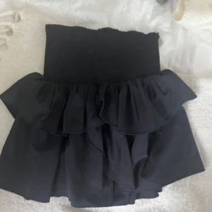 Svart kjol med volang från Neo Noir - Snygg svart kjol från Neo Noir. Använd få gånger. 