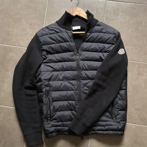 Svart quiltad jacka från Moncler - Snygg svart Moncler Cardigan i storlek S. Självklart äkta, o kvitto finns. Priset är ej hugget i sten. Säljs nu