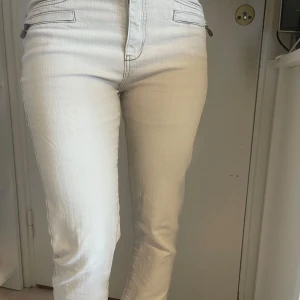 Vintage jeans  - Otroligt snygga vintage jeans som jag köpt secondhand, finns dragkedjor framtill samt ett litet band som går att knäppa på baksidan av byxorna (se sista bilden) jag brukar lägga bandet i fickan, byxorna är raka i modellen och har en cream vit/ beige färg, dom är i storlek 36