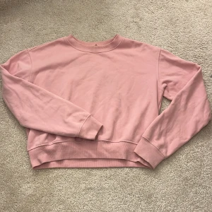 Rosa sweatshirt från H&M - Rosa sweatshirt från H&M. Tröjan har en rund halsringning och långa ärmar. Storlek S men skulle säga xs också.