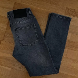 Jeans herr - Snygga grå jeansbyxor från Only & Sons. Slim fit passform. Storlek W30 L30.🤗Nyskick! Endast 129kr!!