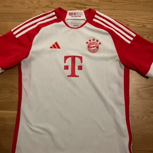 Bayern munchen t shirt - Tja! Säljer nu denna feta Bayern munchen t shirt på grund av att den ej kommer till användning! - Skick: 8/10 Inga defekter - Storlek S - Tveka ej på att skriva vid eventuella frågor!! Mvh Lucas