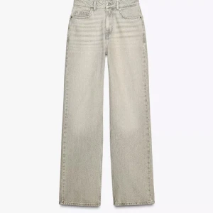 Grå Zara jeans - Snygga beige jeans med en avslappnad wide passform. De har en klassisk femficksdesign och är tillverkade i ett bekvämt jeanstyg. Perfekta för en stilren look.