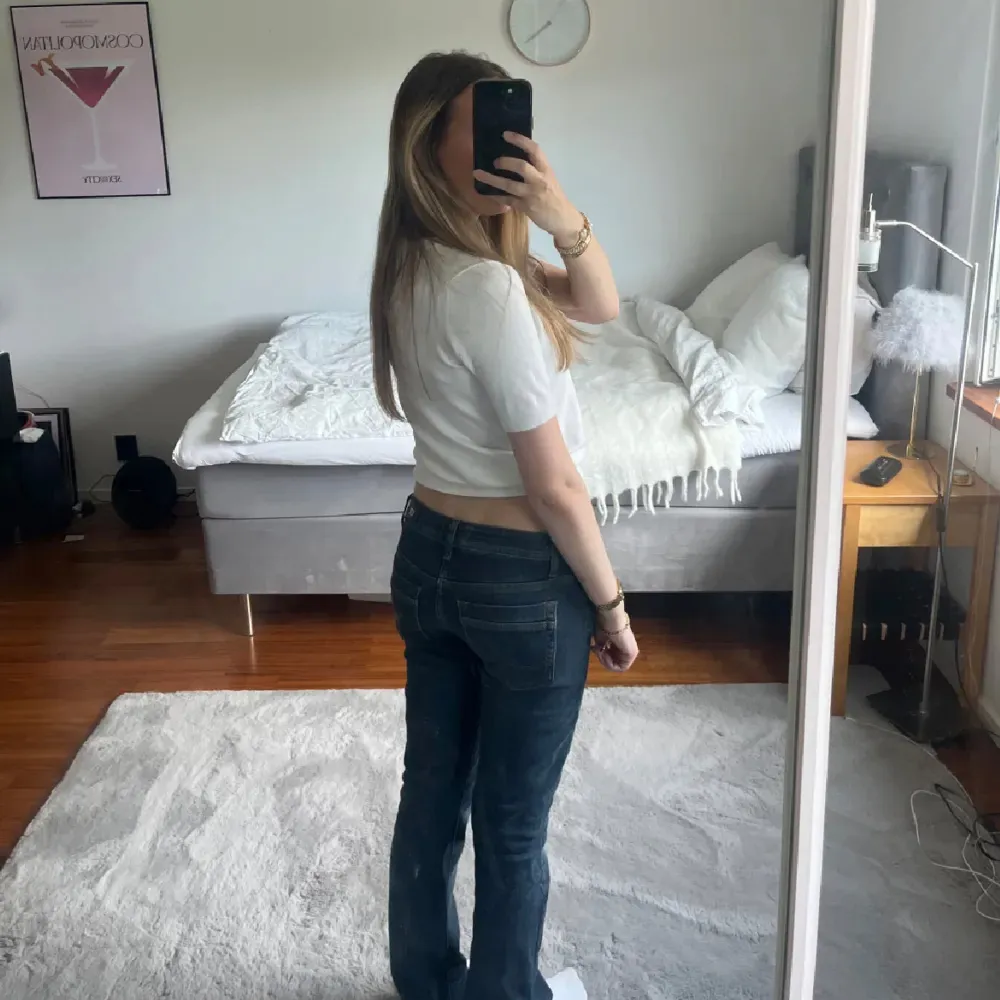 Snygga mörkblå bootcut jeans från LTB, lågmidjade, nypris 800 kr, W28 L32, inga defekter . Farkut & Housut.