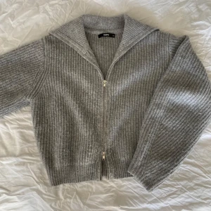 BikBok kofta - Grå stickad kofta med dragkedja från BikBok i storlek xs. Köpt för 399kr ✨🌸