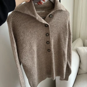 Beige stickad tröja från Gina Tricot -  beige stickad tröja från Gina Tricot. Aldrig använd men inga lappar på 