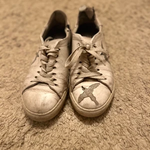 Arigato sneakers - Säljer mina vita sneakers från Axel Arigato🫶 Väl använda så ganska dåligt skick därav priset🙌 Storlek 36, pris är diskuterbart✨