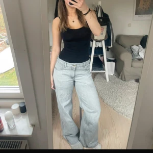 Grå jeans Zara  - Grå jeans från Zara. Jättesnygga, bra skick. Bra längd på mig som är 170. Stl 38